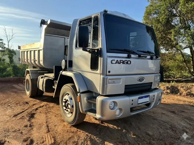 Caminhão basculante Ford Cargo 1317