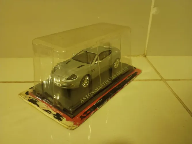 Miniatura aston martin v12 vanquish 1:43