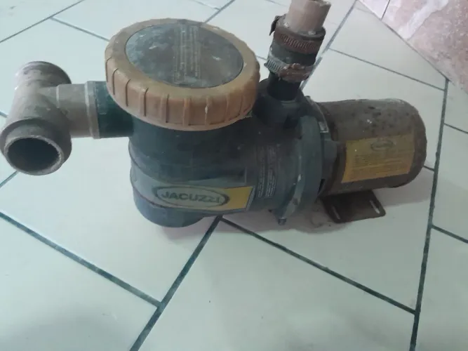 Bomba e filtro Jacuzzi para piscina precisando de manutenção