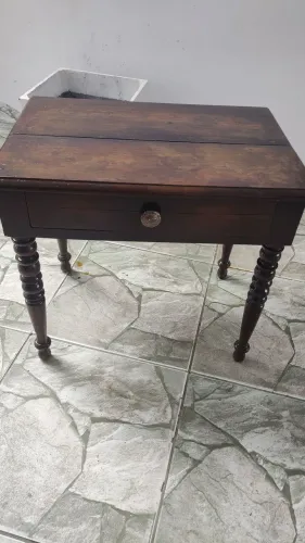 Mesa de cabeceira antiga