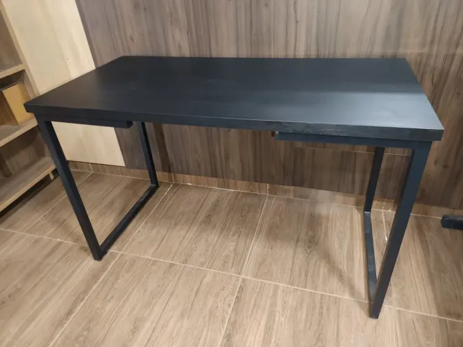 Mesa reta Preta pé industrial Nova 