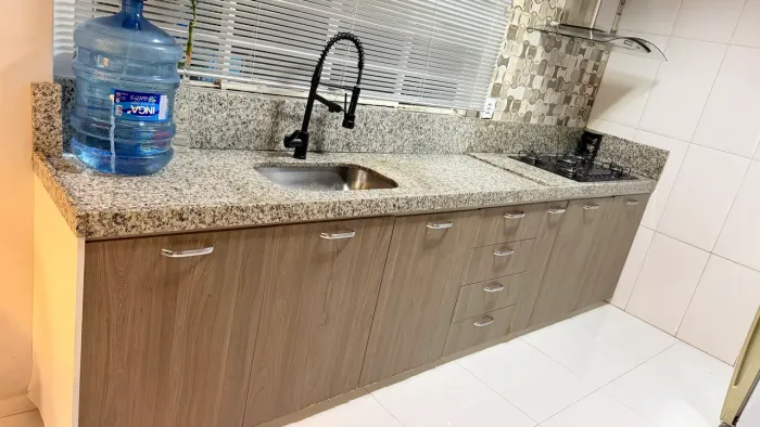 Pia cozinha completa com cooktop e armários
