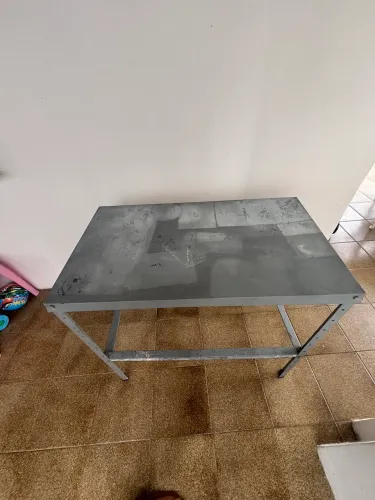 mesa ou bancada de trabalho com tampo metálico cinza