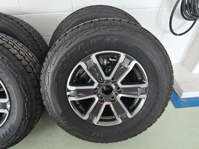 Pneu Bridgestone Dueler A/T 255/60 R17 com Roda