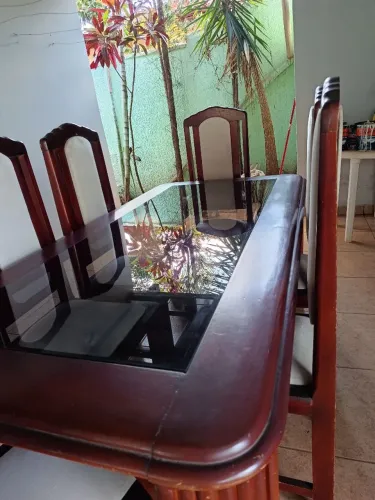 MESA DE JANTAR DE MADEIRA COM 6 CADEIRAS