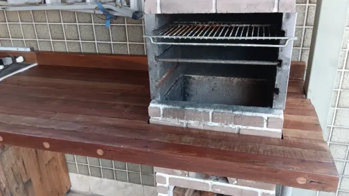 Churrasqueira pré-moldada Baby com banca em madeira.