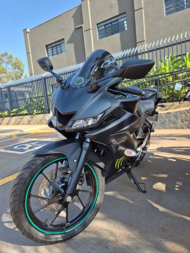 Vendo R15 impecável com bolha esportiva e escapamento esportivo, acompanha peças originais