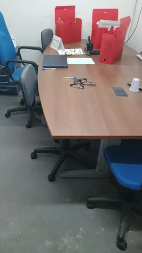 Mesa de reunião com 6 cadeiras