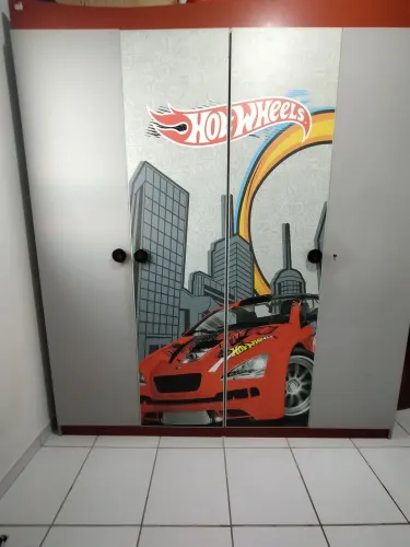 Guarda roupa infantil temática Hot-wheels