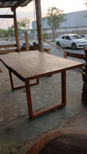 Mesa de madeira de lei