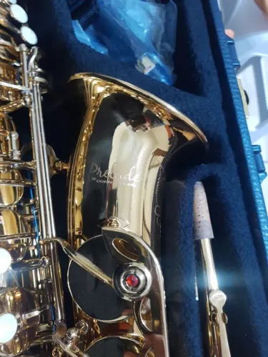 Saxofone alto Prelude 760 Selmer/Conn Made USA original. Excelente