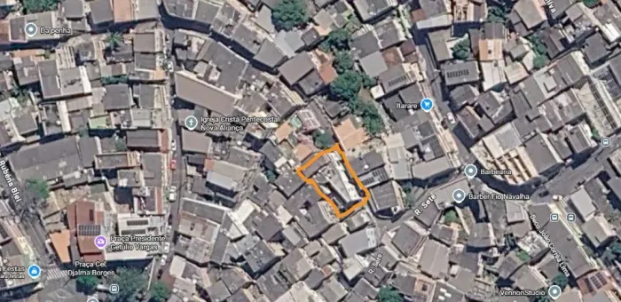 VENDE-SE CASA NO 2º E 3º ANDAR