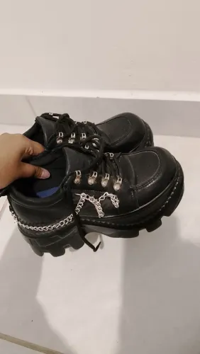 Bota gótica com correntes