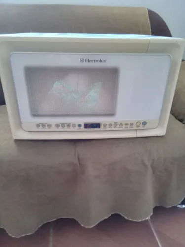 Micro-ondas Electrolux 31L funcionado perfeitamente