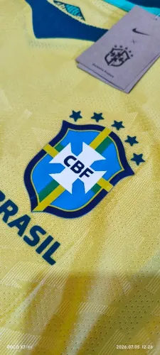 Vendo camisa da seleção versão jogador na etiqueta .