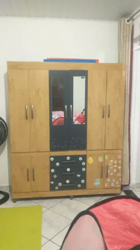 Vende-se guarda roupa infantil ...300 reais com marcas de uso 
