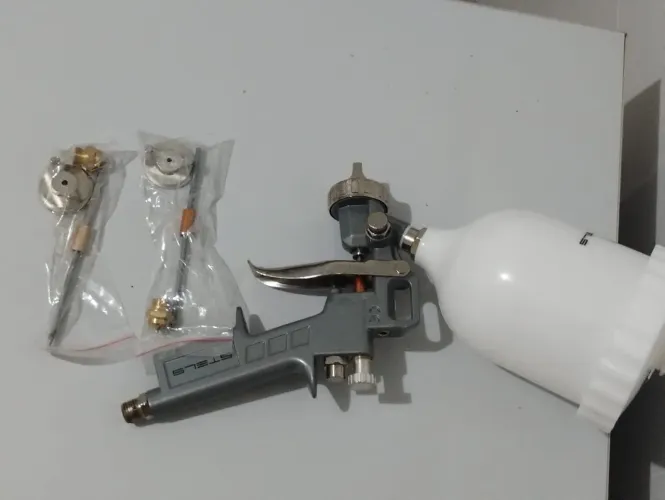 Pistola de pintura com 3 bicos e agulhas, copo 600ml e regulagem de leque. 