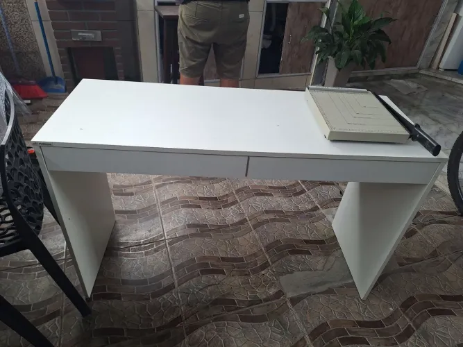 Mesa de estudos com gaveta