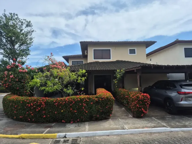 Casa em condomínio à venda com 5 quartos, sendo 3 suites, 303m3, quintal