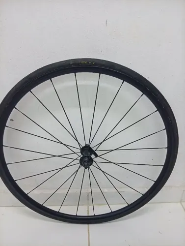 Roda de bicicleta ,aro 700 dianteira,24 furos.