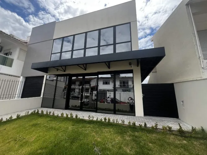 Prédio Comercial em Jardim Atlântico, Florianópolis |