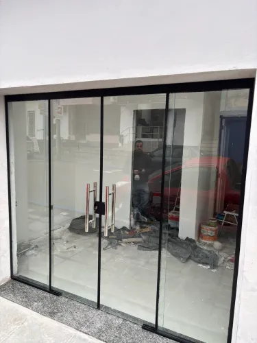 Portas , janelas , box , telhado , espelho e vidros em