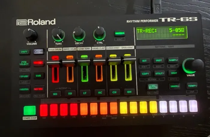 Roland TR-6S - Drum Machine Profissional