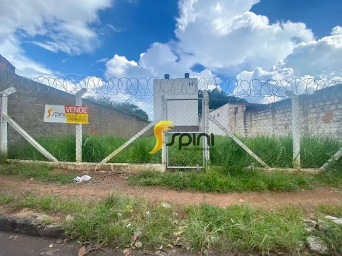 TERRENO MEDINDO 330 M², PROXIMO A AV. JOÃO NAVES DE AVILA COM ÓTIMA LOCALIZAÇÃO.