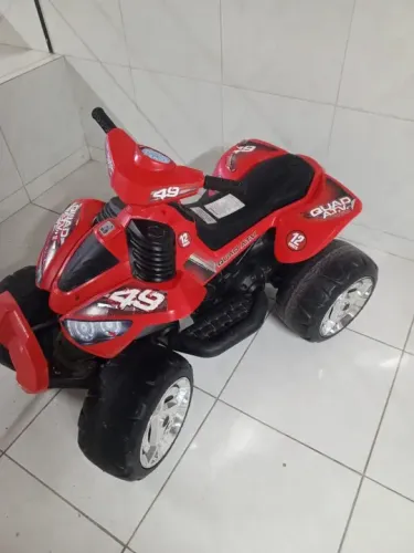 Quadriciclo Infantil Elétrico 12v Vermelho e Preto Brinquedos Bandeirante 127V/220V