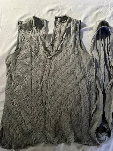 Blusas Fillity de seda e outros materiais. R$ 100,00 cada.