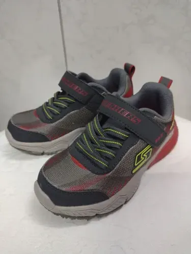 Tênis Skechers infantil n.27...em ótimo estado....leve e muito confortável 