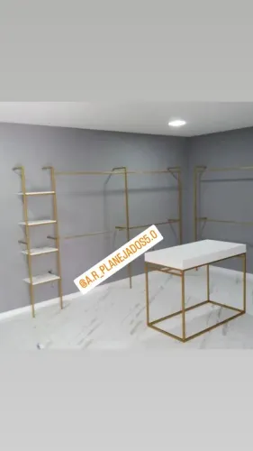 Conjunto de Cabideiros e Mesa para Loja