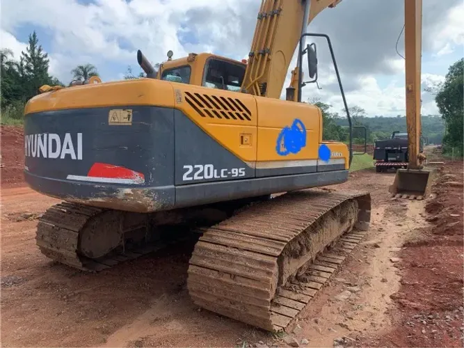 Escavadeira Hyundai Long Heatch 220Lc-9S 2013