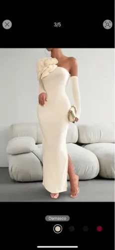 Vestido Longo Branco com Decote Assimetrico