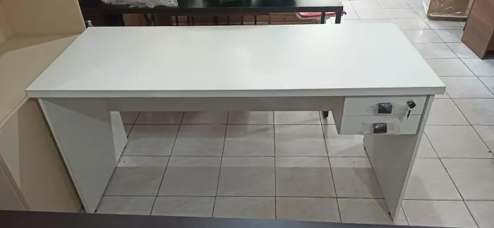 Mesa com gavetas para escritório 
