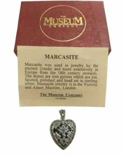 PINGENTE EM PRATA DE LEI, COM PIRITAS E GRANDE ÁGATA NEGRA, THE MUSEUM COMPANY - LONDRES.