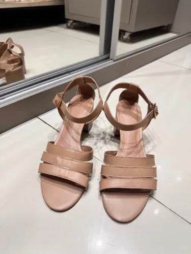 Sandália Bege com Salto Bloco