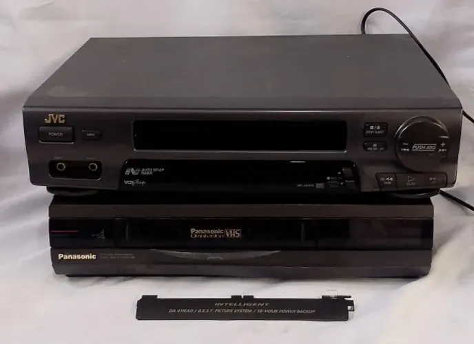 Dois videocassetes, necessário manutenção em ambos um Panasonic outro JVC