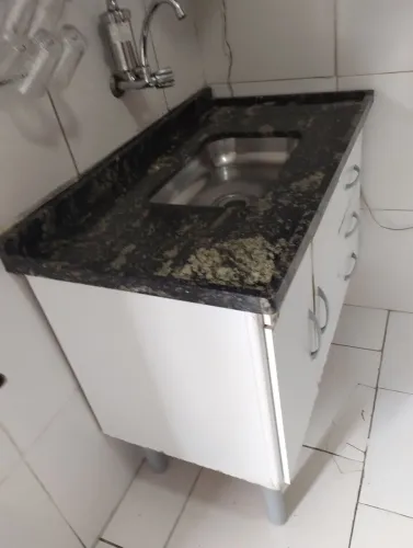 Vendo uma pia de cozinhade  granito preto de 1 metro.