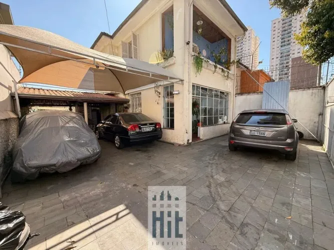 casa, sobrado com quintal que cabem 10 carros, são 4 quartos próximo do metro