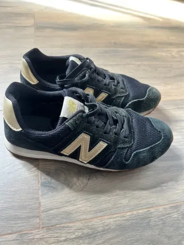 Tênis New Balance 327 Preto e Dourado