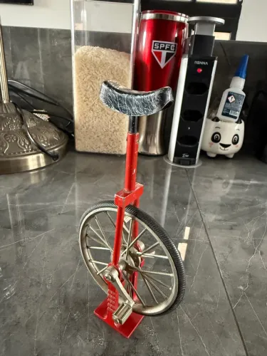 Uniclo de metal vermelho