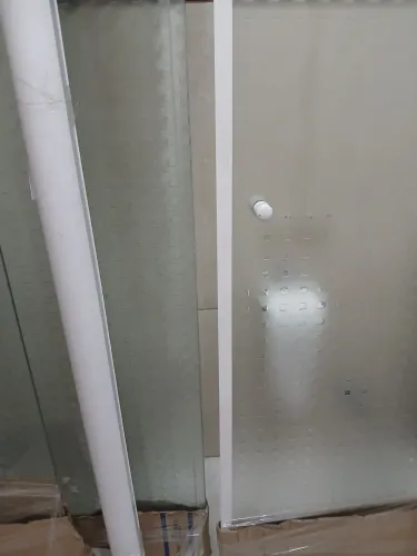 Vende se box para banheiro semi novo , vidros  4 partes 2 de 40cmx1,88 e 2 de46cmx1,88 .