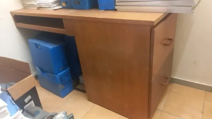 MESA DE ESCRITÓRIO, em madeira cedro. 