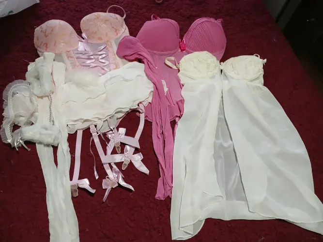 Conjunto de corpete, corpete e camisola.