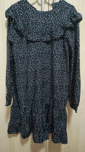 Vestido preto com bolinhas branco