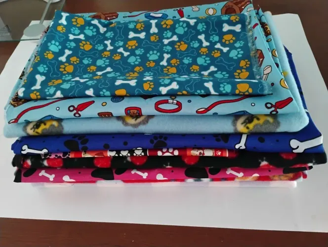 Vendo retalhos de tecidos novos para artesanato.