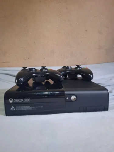 Xbox 360 DESBLOQUEADO com dois controles, Kinect e Jogos