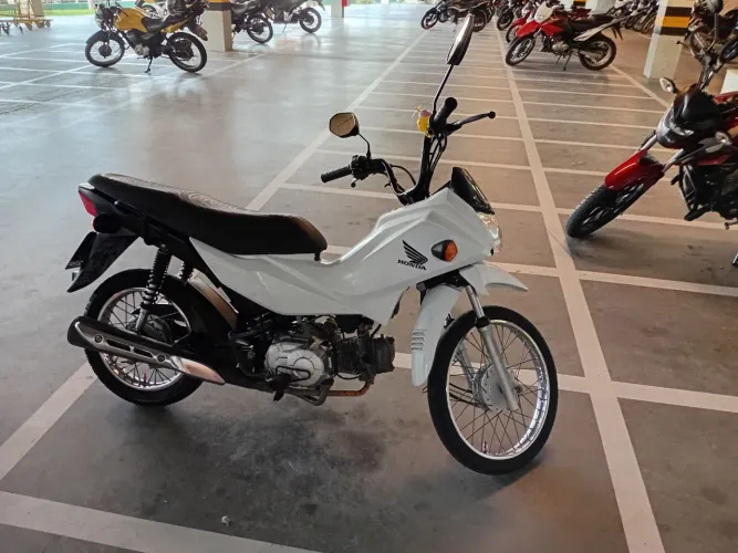 Moto muito nova, toda revisada, so pegar e rodar.