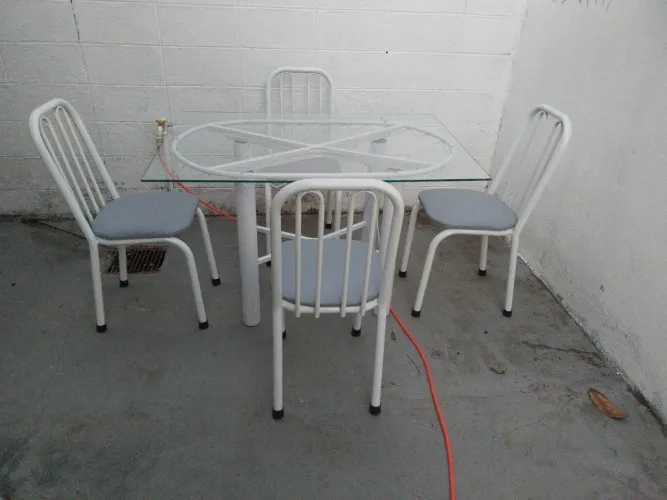 Conjunto Mesa com 4 cadeiras de metal